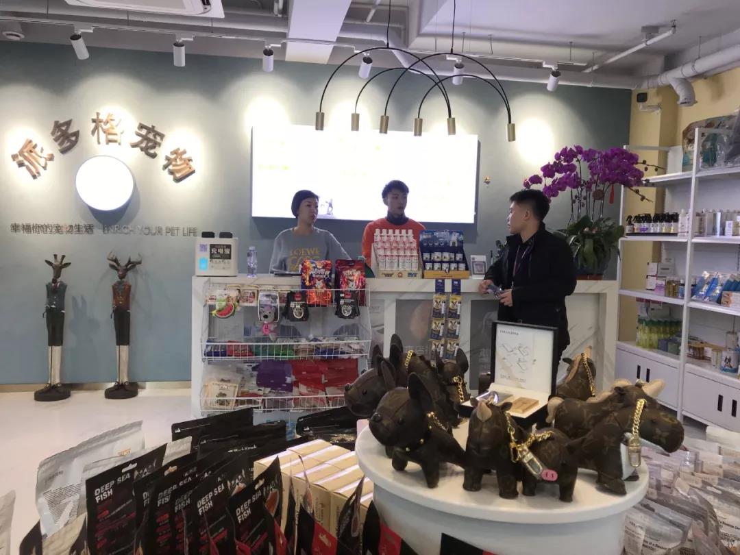 华东区运营经理伍家顺到上海试营业店铺